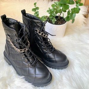 New Chase & Chloe Black Quilted Combat Bootie Boots Streetwear Chain Size 5.5